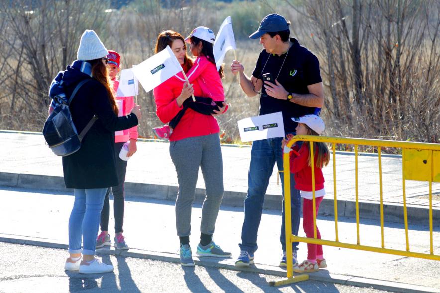 Carrera de la Empresas - Imagen de un grupo familiar con los banderines para animar.