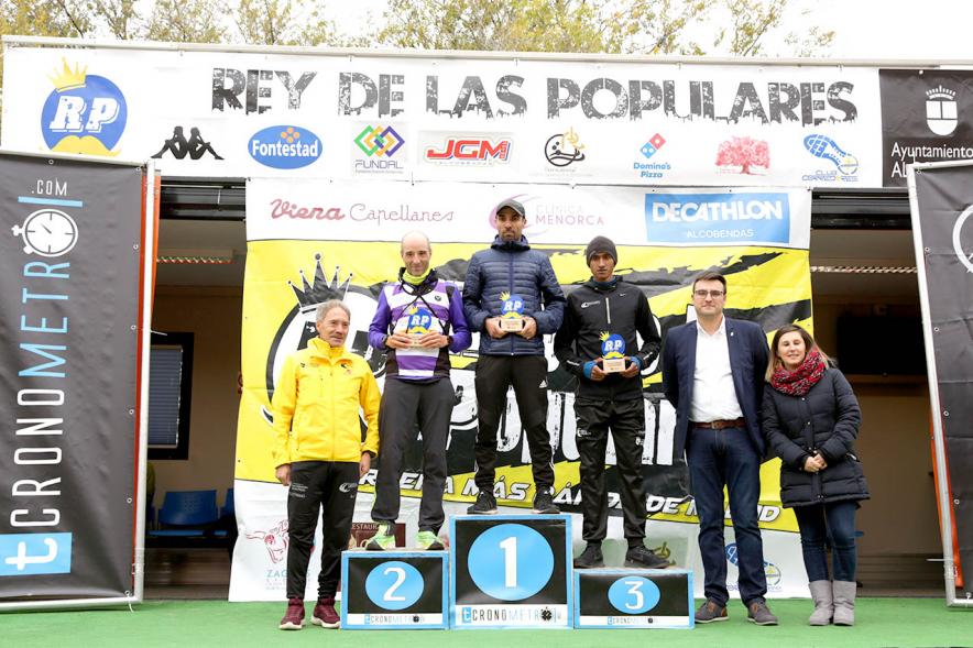Carrera el Rey de las Populares - Imagen del vicealcalde  Miguel Ángel Arranz y la concejala de deportes María Espín en un momento de la entrega de trofeos a los campeones masculinos.