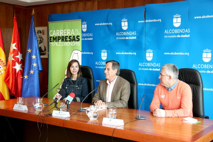 Presentación Ia Carrera de las Empresas Ciudad de Alcobendas - Primer Plano de la mesa principal con el alcalde García de Vinuesa y dos empresarios.
