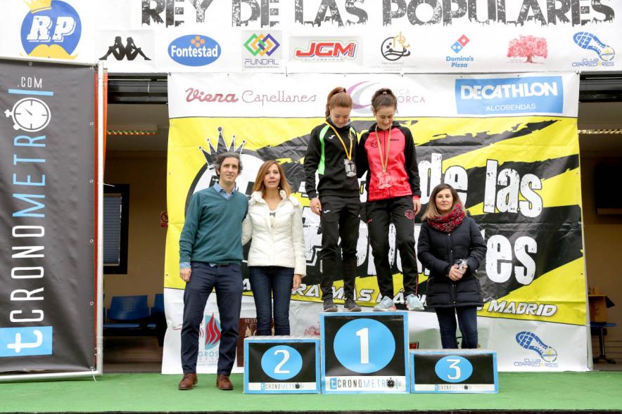 Carrera el Rey de las Populares - Imagen del concejal Aitor Retolaza, la concejala de deportes María Espín en un momento de la entrega de trofeos a las campeonas femeninas.
