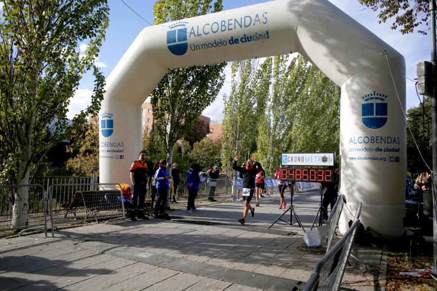 IIª Carrera Rey de las Populares - Imagen del hinchable preparado como meta.