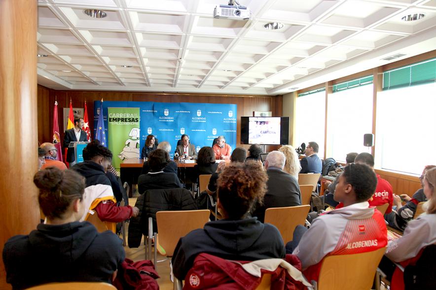 Presentación Ia Carrera de las Empresas Ciudad de Alcobendas - Panorámica  de los asistentes y la mesa de los ponentes.