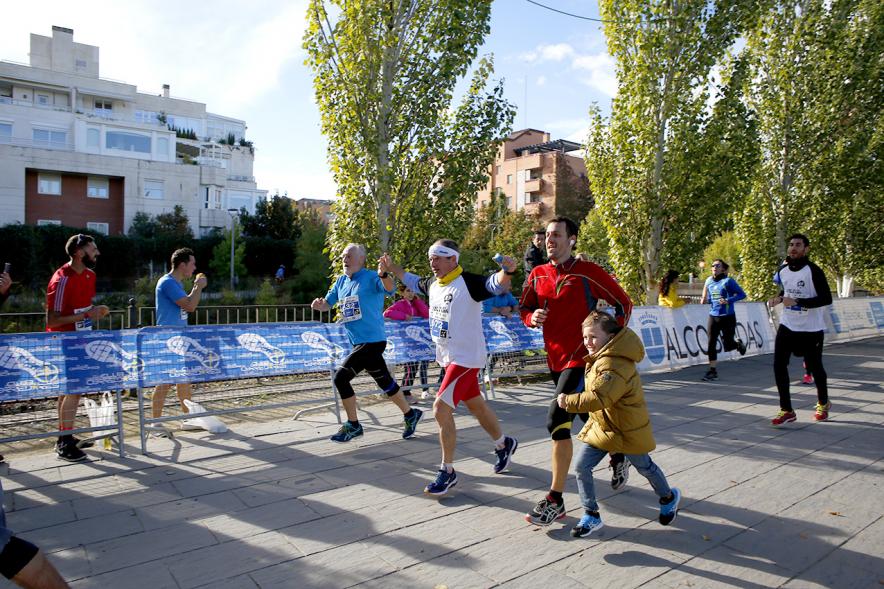 IIª Carrera Rey de las Populares - Imagen lateral de los corredores, uno de ellos  con  su hija.