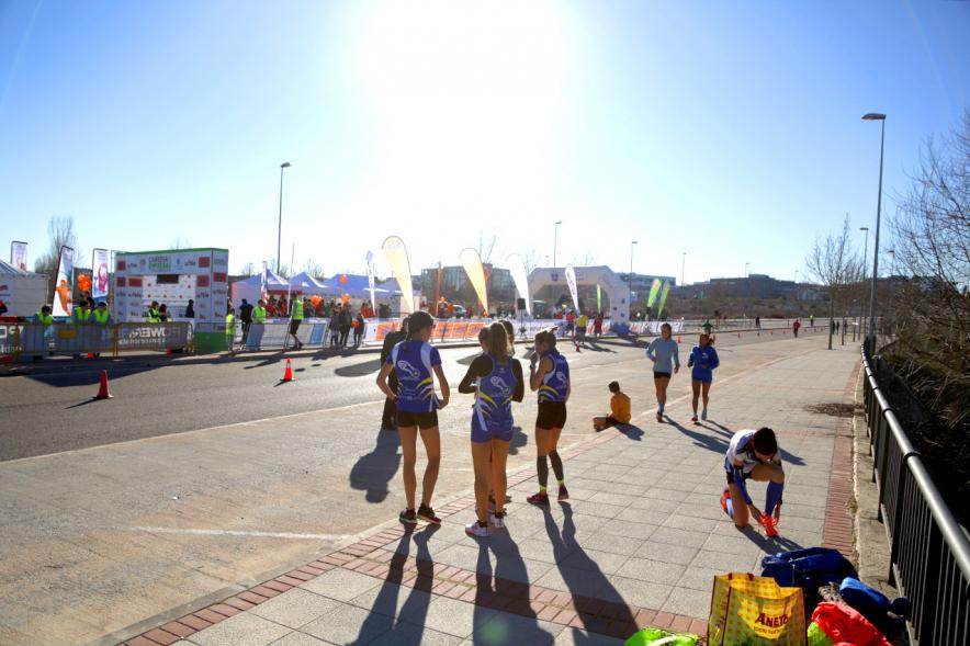 Carrera de la Empresas - Imagen de un grupo de corredoras preparándose.