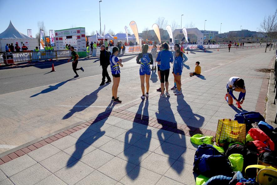 Carrera de la Empresas - Imagen de un grupo de corredoras preparándose .