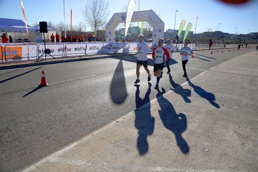 Carrera de la Empresas - Imagen de un numeroso grupo de corredores.