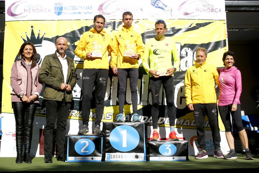 IIª Carrera Rey de las Populares -  Pódium masculino rodeados  de los concejales y el homenajeado Matamoros.
