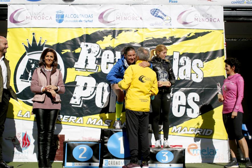 IIª Carrera Rey de las Populares -  Entrega de premios por parte de Matamoros rodeados por los concejales.