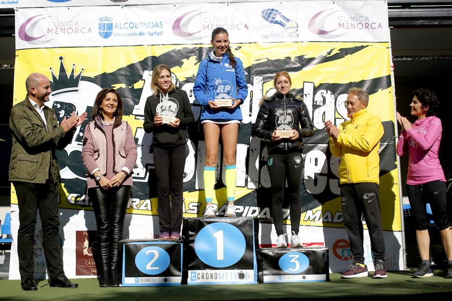 IIª Carrera Rey de las Populares -  Pódium femenino rodeadas de los concejales y el homenajeado Matamoros.