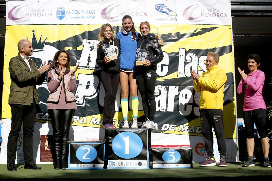 IIª Carrera Rey de las Populares - Pódium femenino  aplaudidas por  los concejales y el homenajeado Matamoros.