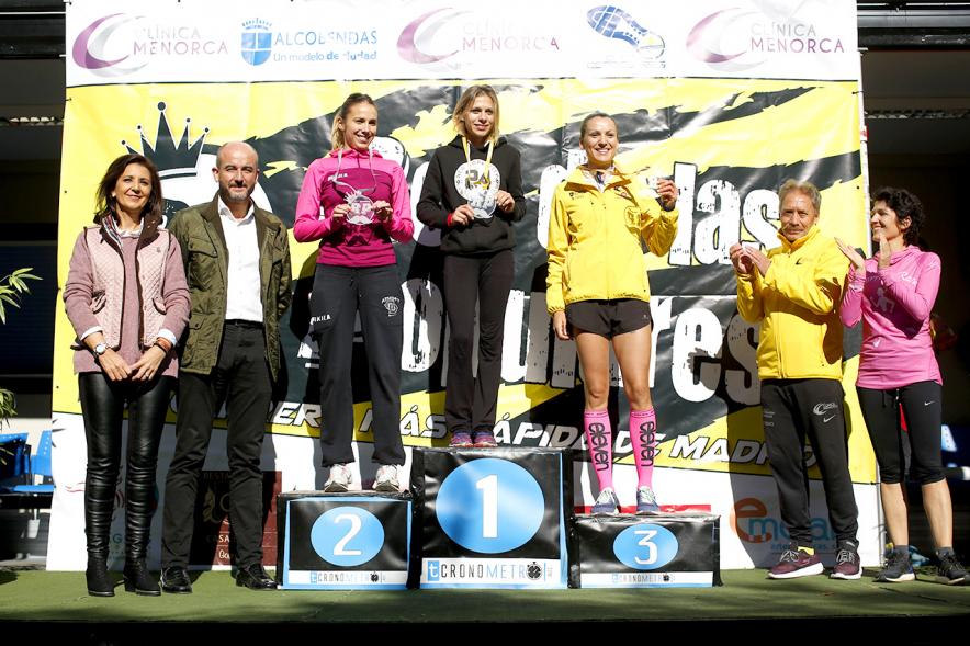IIª Carrera Rey de las Populares -  Pódium femenino rodeadas de los concejales y el homenajeado Matamoros.