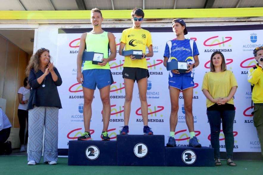 XIII Carrera Popular Alcobendas Gran Ciudad - Imagen del pódium con los ganadores y sus premios.
