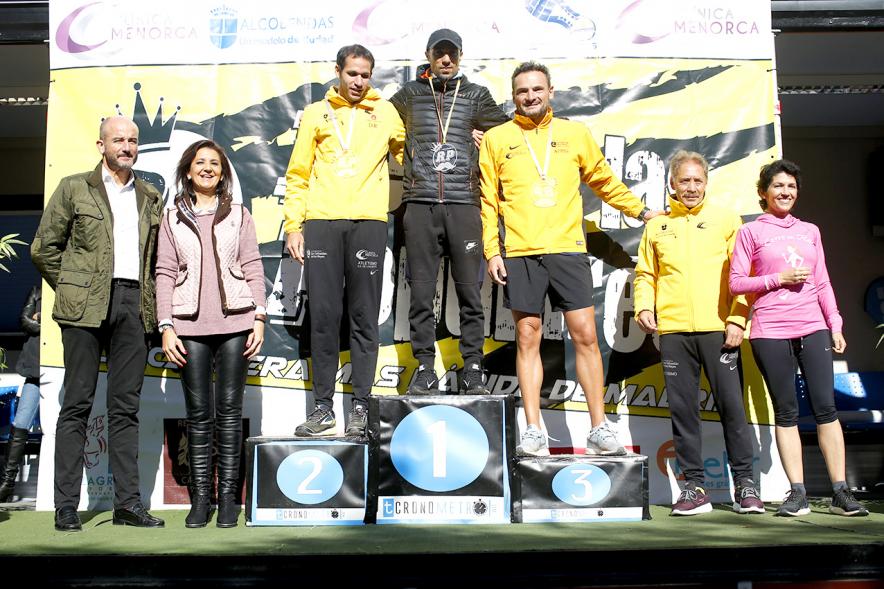 IIª Carrera Rey de las Populares - Pódium masculino rodeados de los concejales y el homenajeado Matamoros.