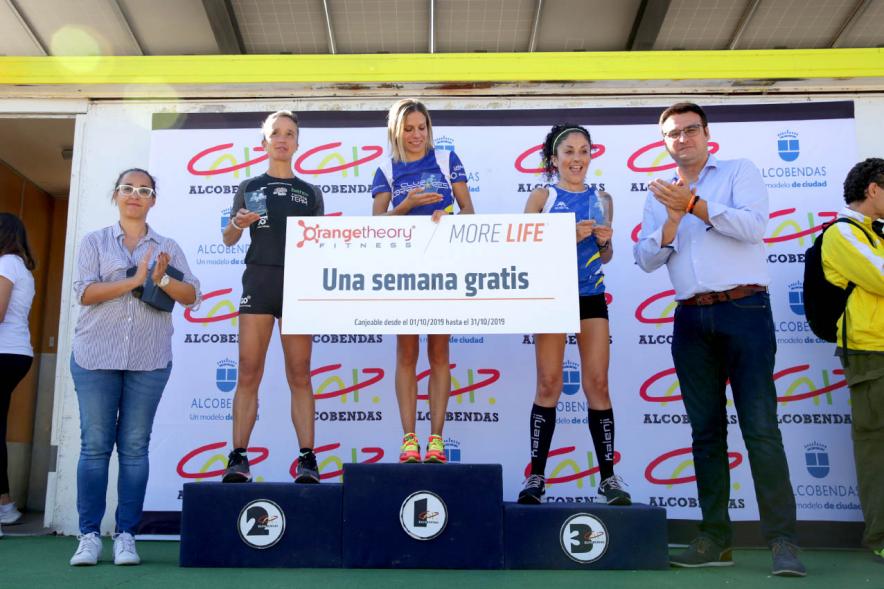 XIII Carrera Popular Alcobendas Gran Ciudad - Imagen las ganadoras en el pódium con sus trofeos que han sido entregados por el vicealcalde Miguel Ángel Arranz.