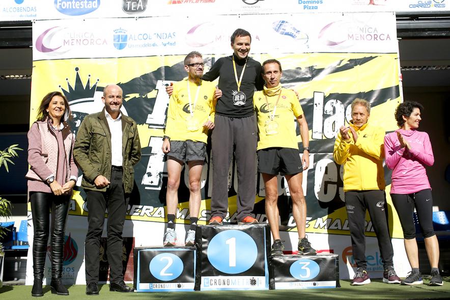 IIª Carrera Rey de las Populares -  Pódium masculino  aplaudido por  los concejales y el homenajeado Matamoros.