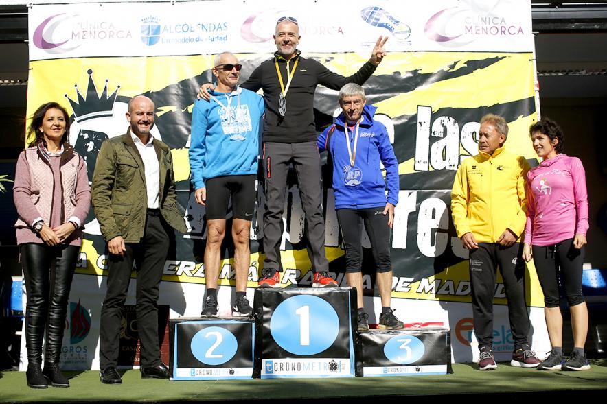 IIª Carrera Rey de las Populares -  Pódium  masculino rodeado por Ramiro matamoros y los cocejales.