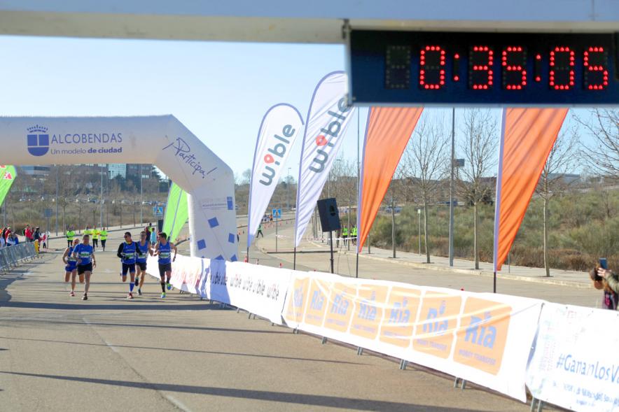 Carrera de la Empresas - Imagen de los corredores y el cronómetro.