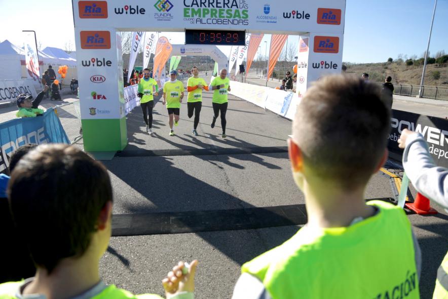 Carrera de la Empresas - Imagen de la llegada a meta de cuatro corredores.