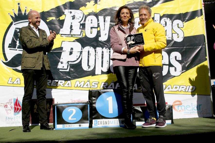 IIª Carrera Rey de las Populares - Posado de Mar Rodríguez, concejal de deportes,  junto a l homenajeado Ramiro Matamoros.