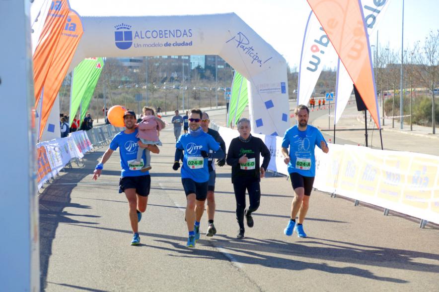 Carrera de la Empresas -  Imagen de un corredor con una niña y varios  corredores más.