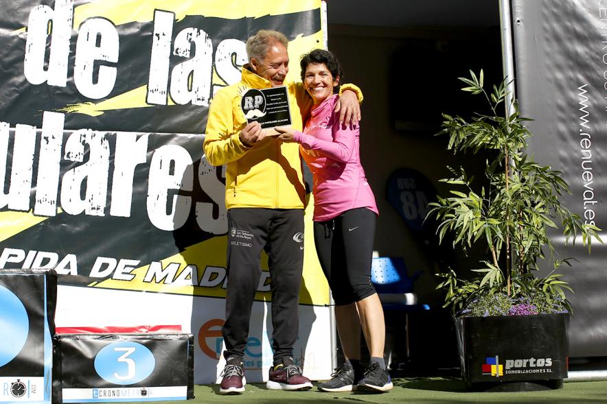 IIª Carrera Rey de las Populares - Imagen de Ramiro Matamoros y su compañera junto a la placa conmemorativa.