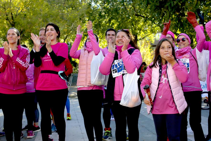IIª Carrera Rey de las Populares - Imagen de las compontees de la fundación Corre en Rosa, aplaudiendo la carera.