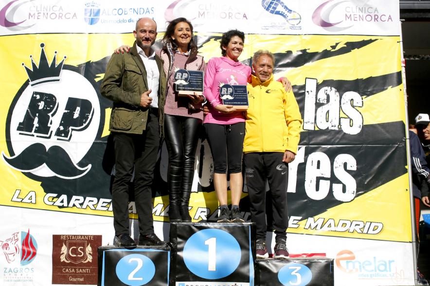 IIª Carrera Rey de las Populares - Podium de los concejales y el homenajeado con su compañera.