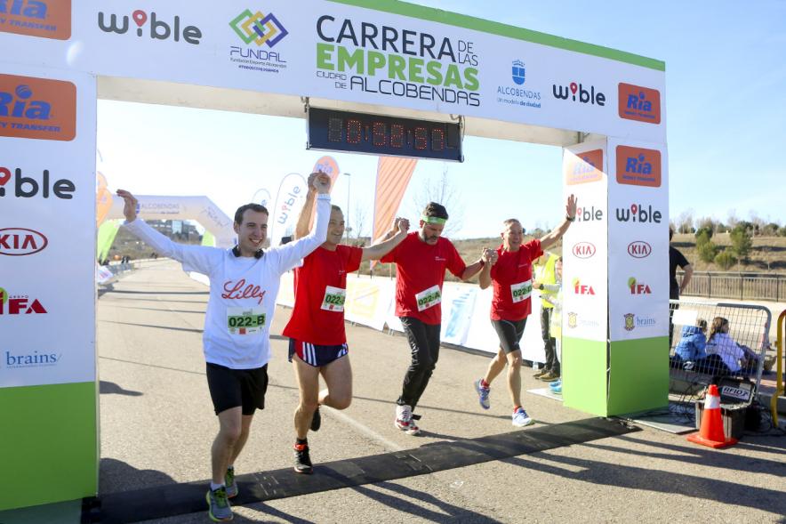 Carrera de la Empresas -Imagen  de la entrada a  meta de un emocionado equipo  empresarial.