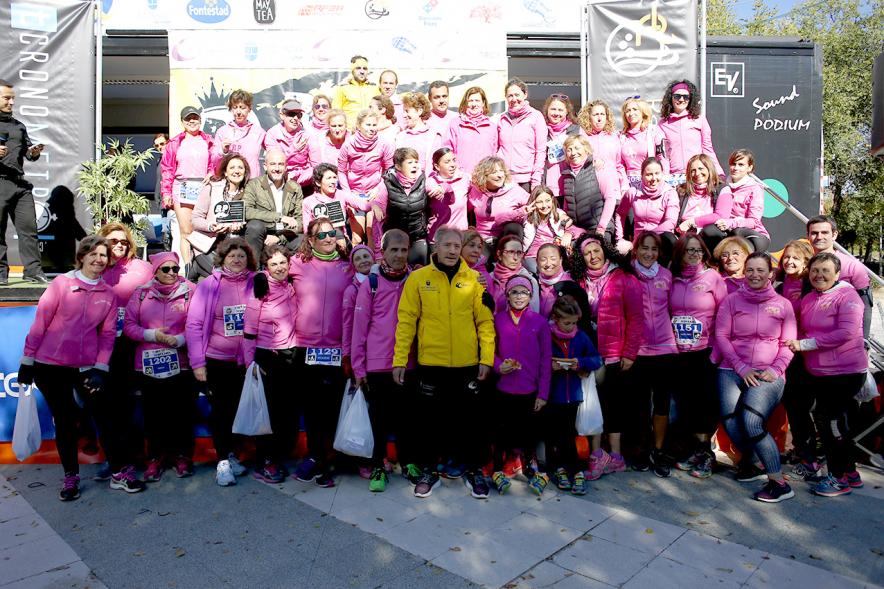 IIª Carrera Rey de las Populares - La fundación Corre en Rosa, posa junto a  Ramiro Matamoros.