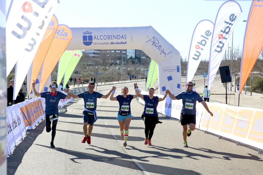 Carrera de la Empresas - Imagen de la llegada a meta de un emocionado equipo empresarial.