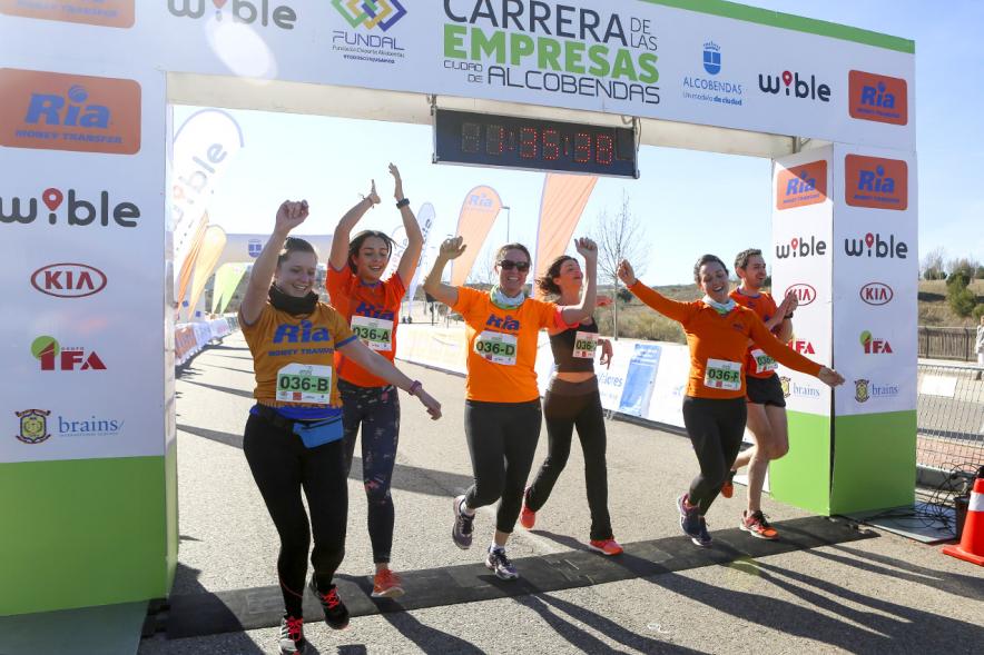 Carrera de la Empresas - Imagen de los corredores de un emocionado  equipo empresarial. 