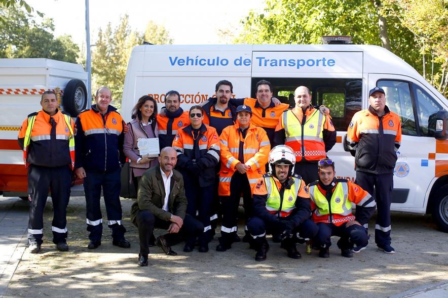 IIª Carrera Rey de las Populares - Posado del grupo de Protección  Civil con el concejal  Ramón Cubián