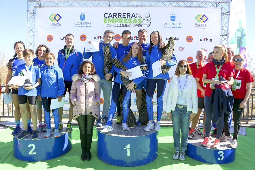 Carrera de la Empresas - Podium de los ganadores junto a la concejal Mar Rodríguez.