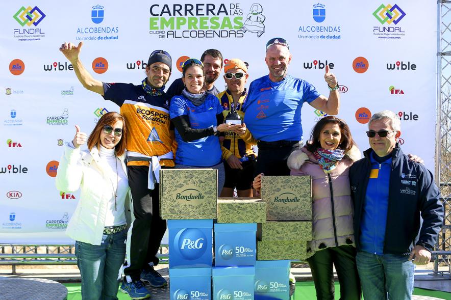 Carrera de la Empresas - Pódium de un equipo empresarial ganador con la concejal Mar  Rodríguez.