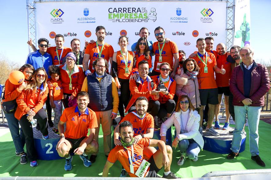 Carrera de la Empresas - Posado de los ganadores masculinos con los concejales Mar Rodríguez y Luis Miguel Torres.