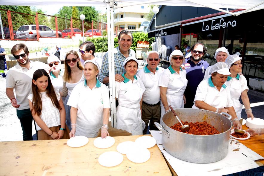 Autoridades y cocineras en la Casa de Extremadura en La Esfera