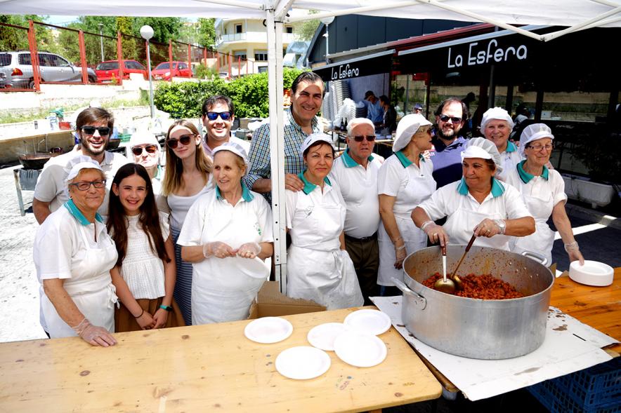 Autoridades y cocineras en la Casa de Extremadura en La Esfera