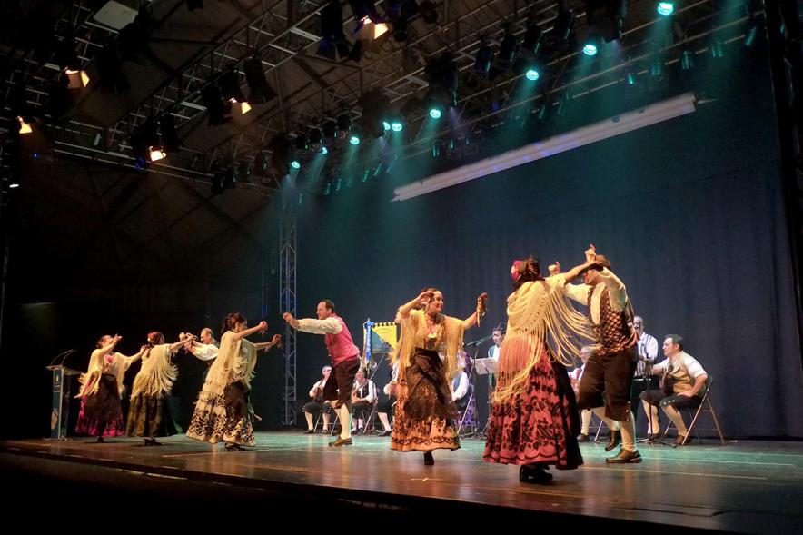 Festival de Folklore de la Casa de Murcia -  Bailarines en el escenario.