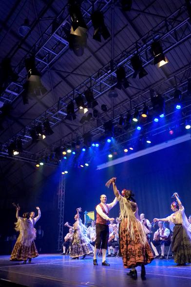 Festival de Folklore de la Casa de Murcia -  Bailarines en el escenario.