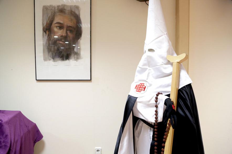 Inauguración de la Semana Santa Murciana -  Imagen del traje de Nazareno.