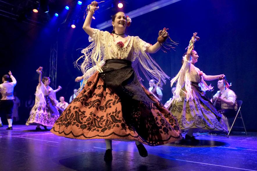 Festival de Folklore de la Casa de Murcia -   Bailarines en el escenario.