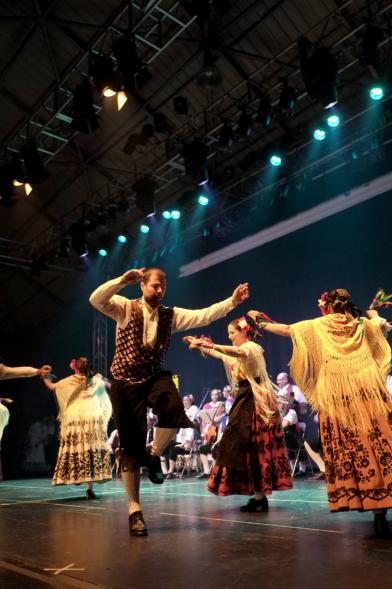 Festival de Folklore de la Casa de Murcia -   Bailarines en el escenario.