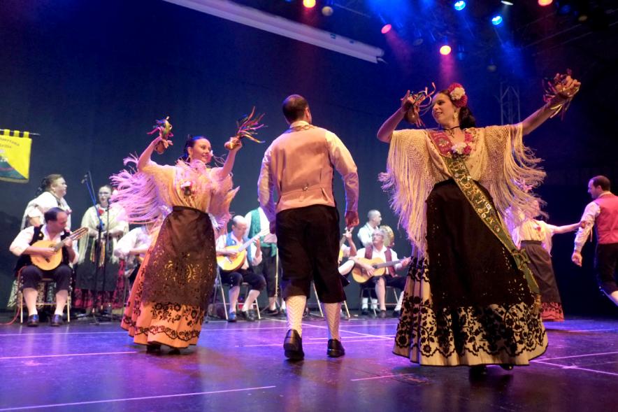 Festival de Folklore de la Casa de Murcia -   Bailarines en el escenario.