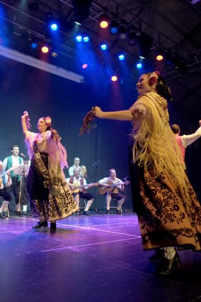 Festival de Folklore de la Casa de Murcia -   Bailarines en el escenario.