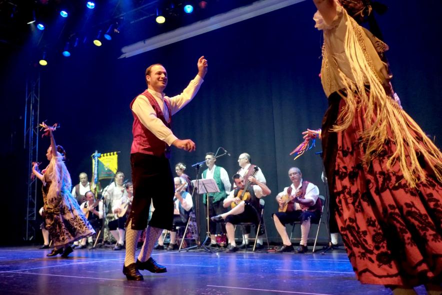 Festival de Folklore de la Casa de Murcia -   Bailarines en el escenario.