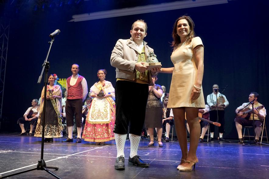 Festival de Folklore de la Casa de Murcia - Autoridades municipales con un participante.