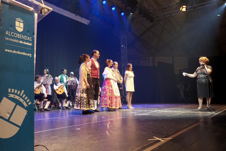 Festival de Folklore de la Casa de Murcia -  Unos participantes en el escenario.