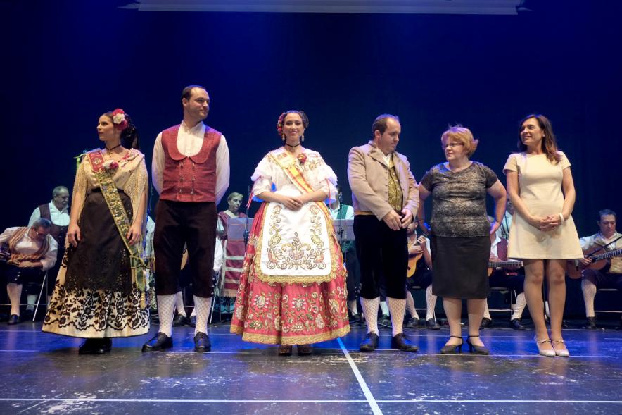 Festival de Folklore de la Casa de Murcia -  Unos participantes en el escenario.