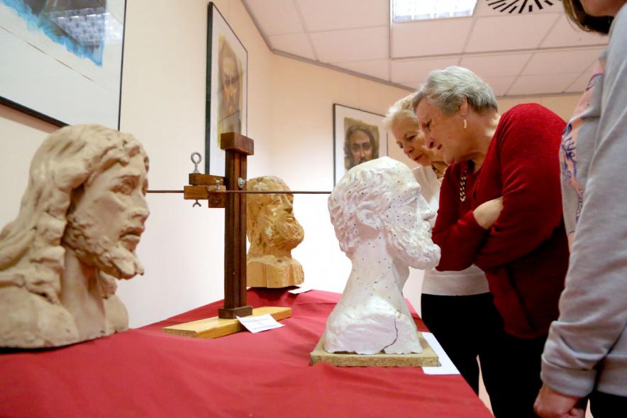 Inauguración de la Semana Santa Murciana - Imagen  de parte de la exposición y los visitantes.