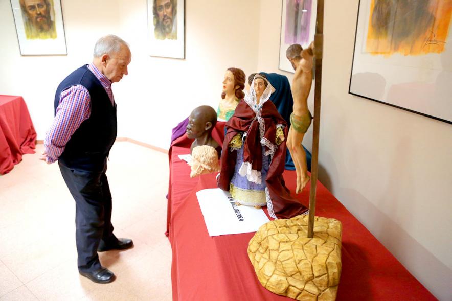 Inauguración de la Semana Santa Murciana - Imagen de esculturas religiosas y un visitante.